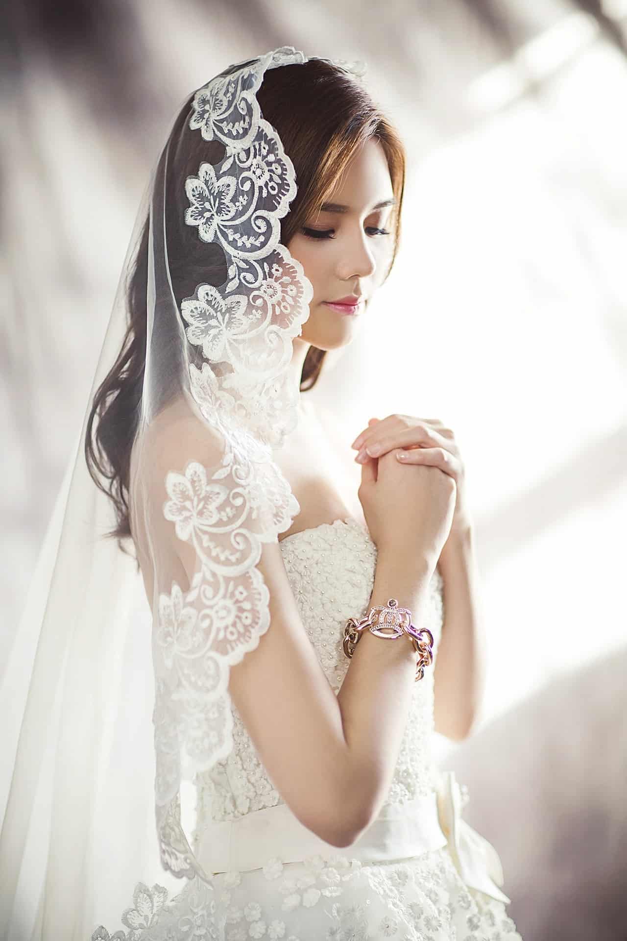 wedding-dresses-1486256_1920 wedding-dresses-1486256_1920